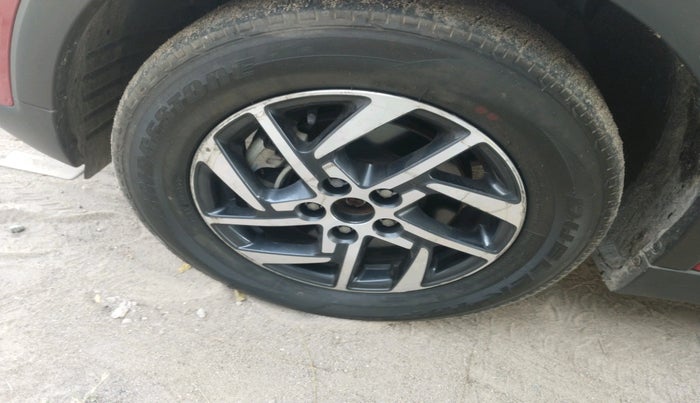 2022 Mahindra XUV300 W8 (O) 1.2 PETROL AMT, Petrol, Automatic, 26,053 km, tyre