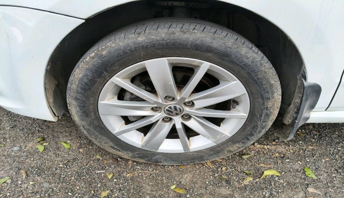 2015 Volkswagen Polo HIGHLINE1.2L, Petrol, Manual, 68,769 km, tyre