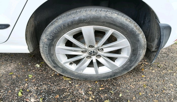 2015 Volkswagen Polo HIGHLINE1.2L, Petrol, Manual, 68,769 km, tyre