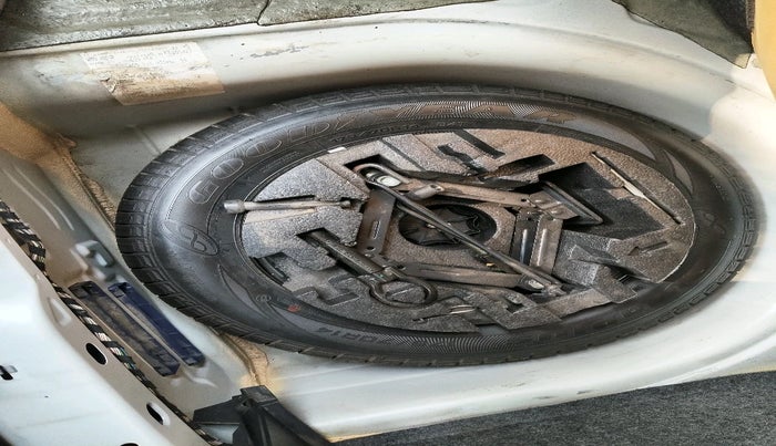 2015 Volkswagen Polo HIGHLINE1.2L, Petrol, Manual, 68,769 km, tyre