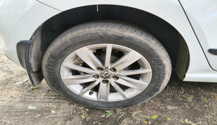 2015 Volkswagen Polo HIGHLINE1.2L, Petrol, Manual, 68,769 km, tyre