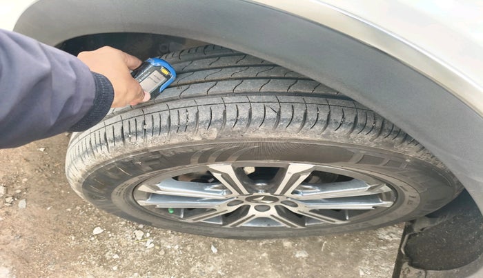 2022 Mahindra XUV700 AX 7 LUXURY D AT 7 STR, Diesel, Automatic, 76,167 km, tyre