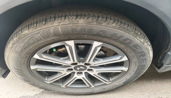 2022 Mahindra XUV700 AX 7 LUXURY D AT 7 STR, Diesel, Automatic, 76,167 km, tyre