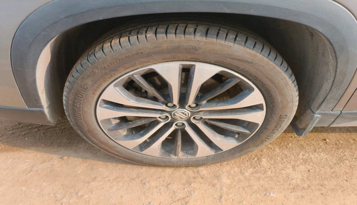 2023 MG HECTOR PLUS SHARP 2.0 DIESEL TURBO MT 6-STR, Diesel, Manual, 1,04,683 km, tyre