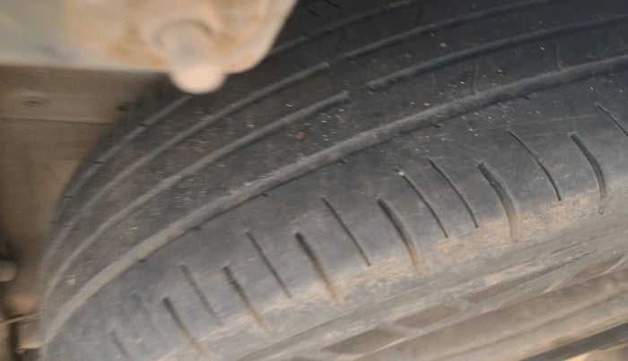 2017 Mahindra XUV500 W10 AT, Diesel, Automatic, 1,62,597 km, tyre