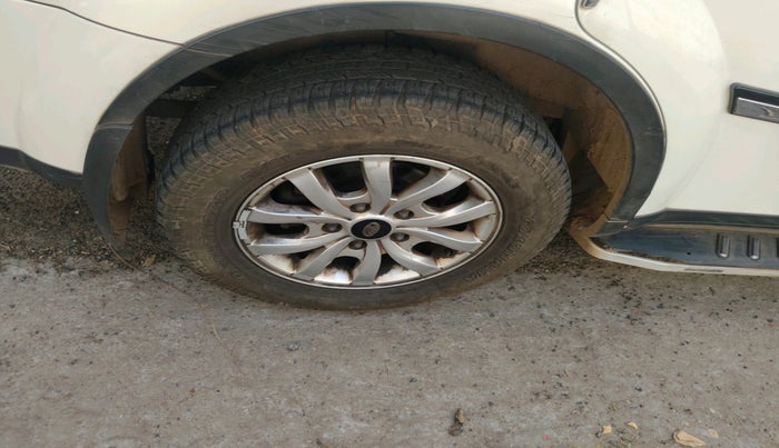 2017 Mahindra XUV500 W10 AT, Diesel, Automatic, 1,62,597 km, tyre