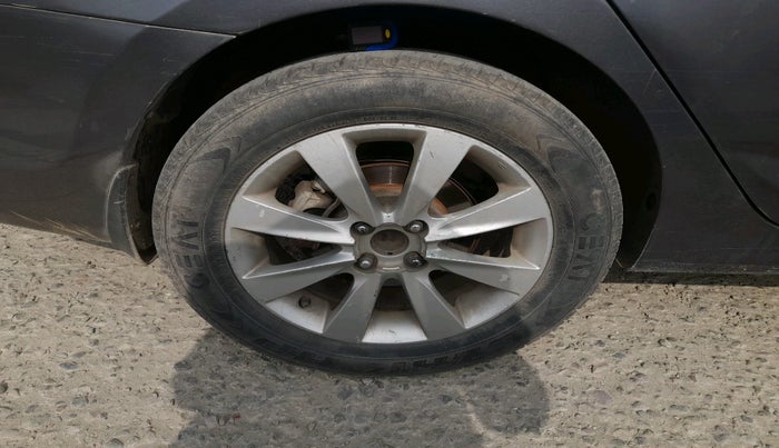 2013 Hyundai Verna FLUIDIC 1.6 CRDI SX, Diesel, Manual, 1,35,259 km, tyre