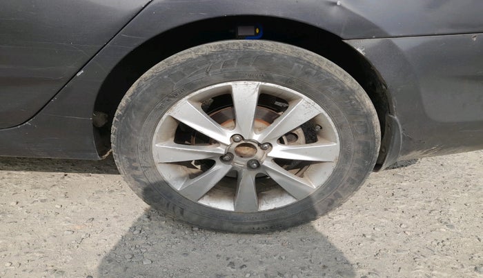 2013 Hyundai Verna FLUIDIC 1.6 CRDI SX, Diesel, Manual, 1,35,259 km, tyre