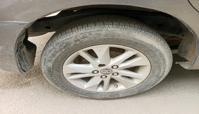 2017 Toyota Innova Crysta 2.4 VX 7 STR, Diesel, Manual, 1,25,271 km, tyre