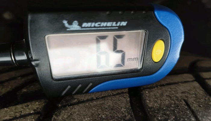 2023 Mahindra XUV700 AX 5 P AT 5 STR, Petrol, Automatic, 46,752 km, tyre