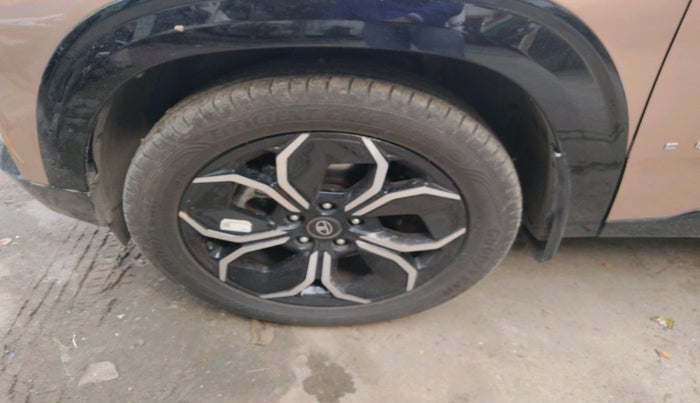 2025 Tata Curvv Accomplished S 1.2 Petrol 7DCA, Petrol, Automatic, 9,281 km, tyre