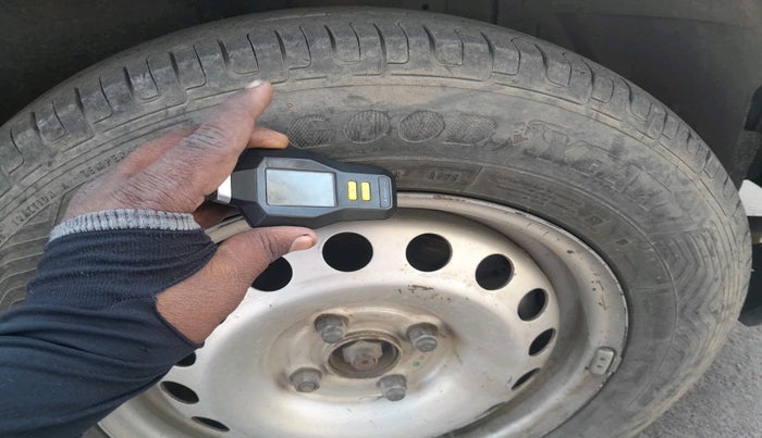 2014 Maruti Swift LXI, Petrol, Manual, 1,86,575 km, tyre