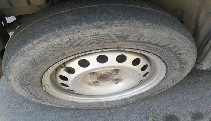 2014 Maruti Swift LXI, Petrol, Manual, 1,86,575 km, tyre