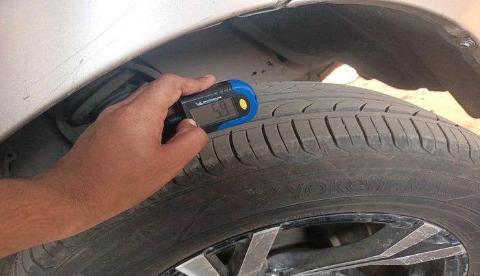 2011 Toyota Innova 2.5 G4 8 STR, Diesel, Manual, 1,57,827 km, tyre