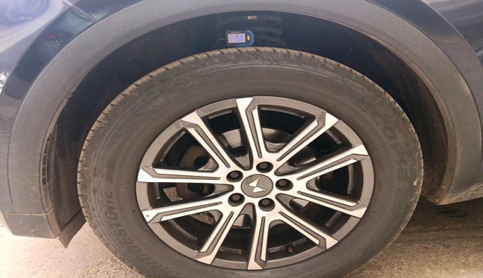 2021 Mahindra XUV700 AX 7 LUXURY D AT 7 STR, Diesel, Automatic, 80,192 km, tyre