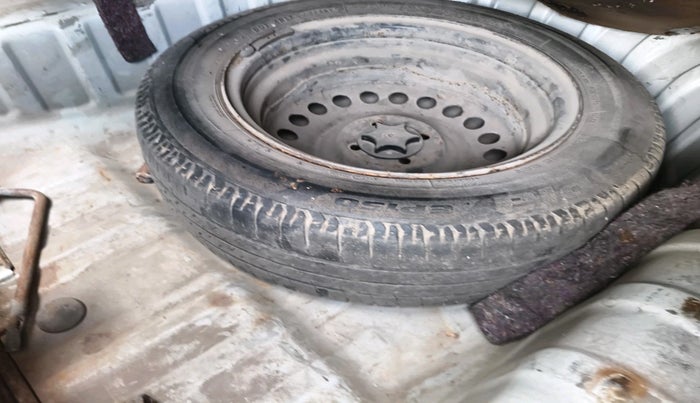 2013 Renault Scala RXL DIESEL, Diesel, Manual, 1,83,232 km, tyre