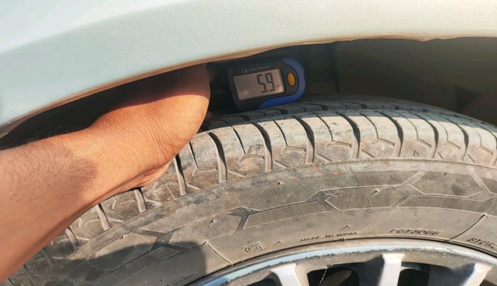 2011 Ford Fiesta Classic CLXI 1.6 PETROL, Petrol, Manual, 1,30,275 km, tyre