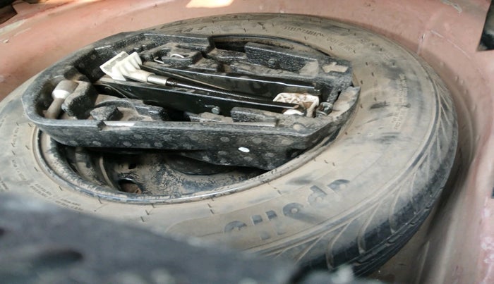 2011 Volkswagen Polo HIGHLINE1.2L, CNG, Manual, 83,200 km, tyre