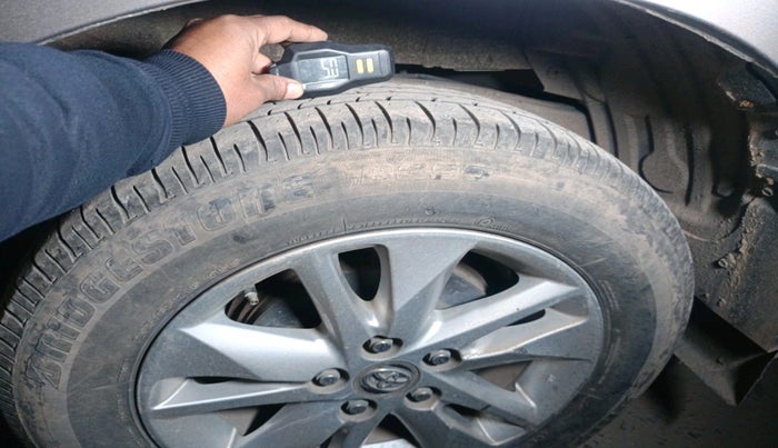 2017 Toyota Innova Crysta 2.7 ZX AT 7 STR, Petrol, Automatic, 50,322 km, tyre