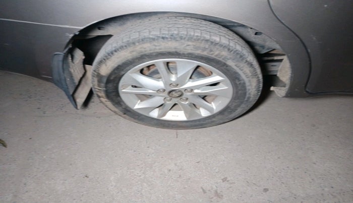 2017 Toyota Innova Crysta 2.7 ZX AT 7 STR, Petrol, Automatic, 50,322 km, tyre