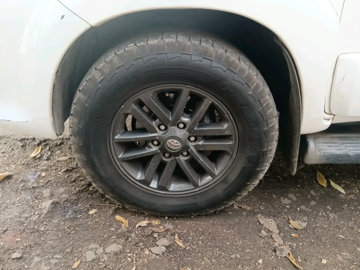 2013 Toyota Fortuner 3.0 4X2 AT, Diesel, Automatic, 1,48,980 km, tyre