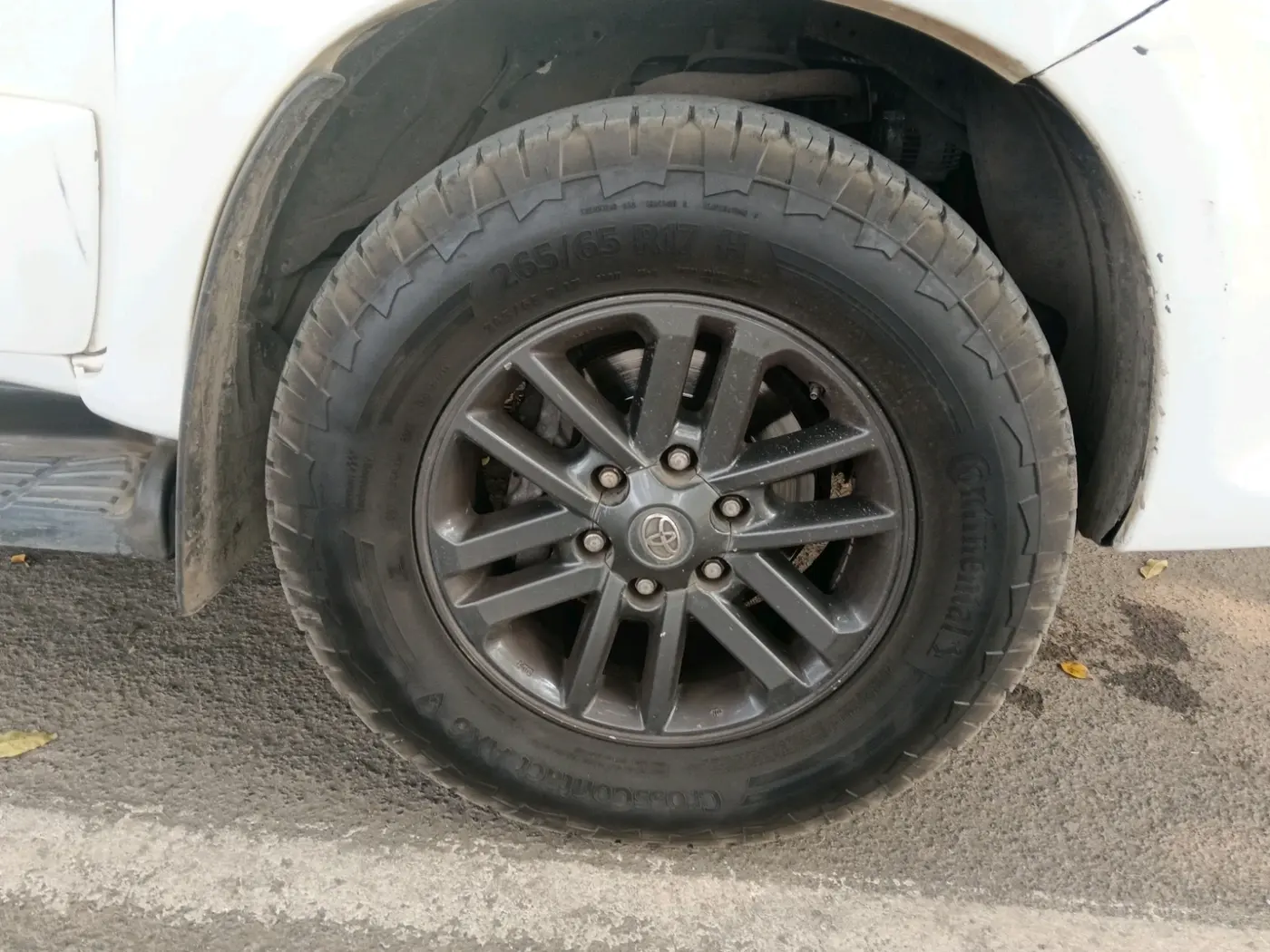 2013 Toyota Fortuner 3.0 4X2 AT, Diesel, Automatic, 1,48,980 km, tyre