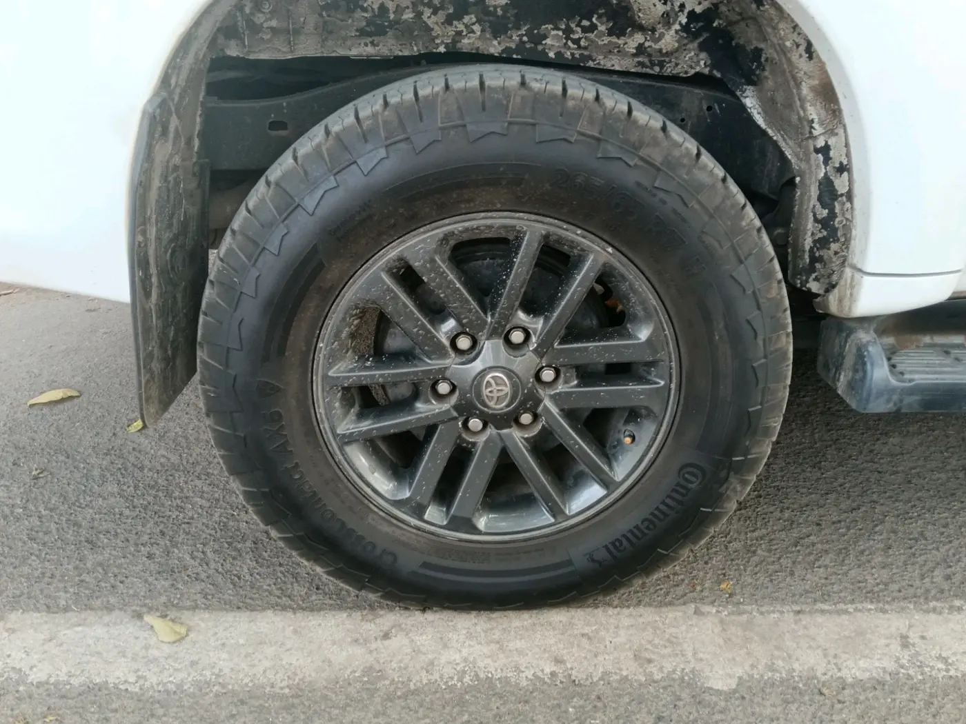 2013 Toyota Fortuner 3.0 4X2 AT, Diesel, Automatic, 1,48,980 km, tyre