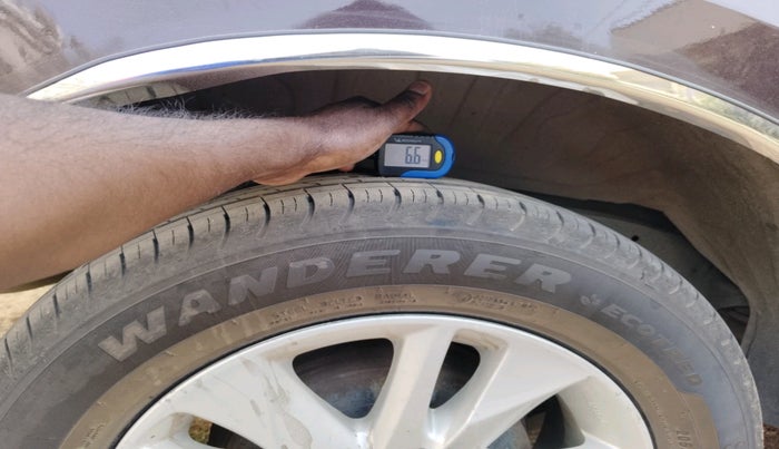 2017 Toyota Innova Crysta 2.4 GX 8 STR, Diesel, Manual, 1,35,959 km, tyre