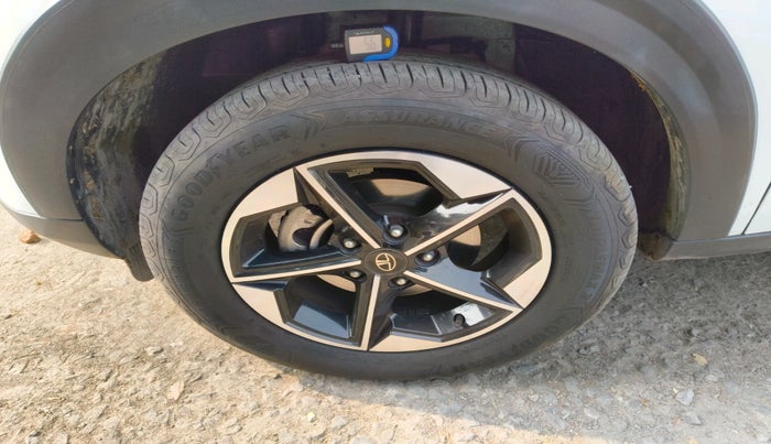 2025 Tata NEXON FEARLESS + SUNROOF DUAL TONE 1.2 PETROL, Petrol, Manual, 14,243 km, tyre