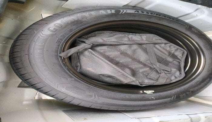 2025 Tata NEXON FEARLESS + SUNROOF DUAL TONE 1.2 PETROL, Petrol, Manual, 14,243 km, tyre