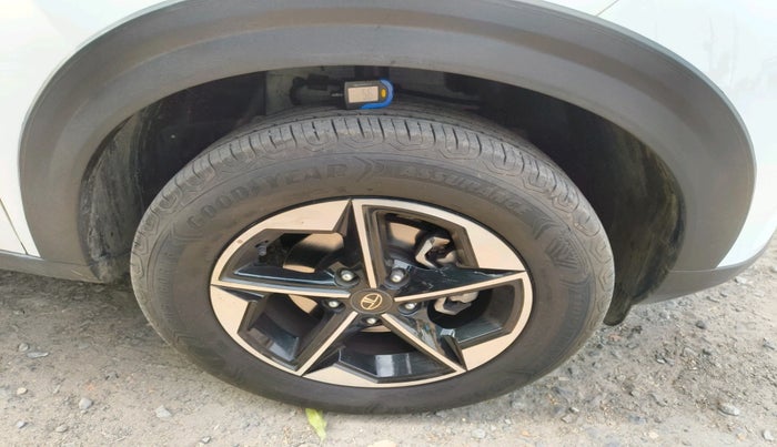 2025 Tata NEXON FEARLESS + SUNROOF DUAL TONE 1.2 PETROL, Petrol, Manual, 14,243 km, tyre