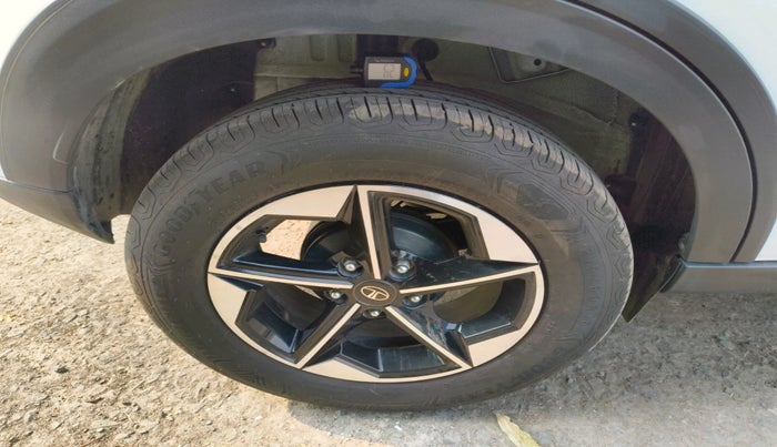 2025 Tata NEXON FEARLESS + SUNROOF DUAL TONE 1.2 PETROL, Petrol, Manual, 14,243 km, tyre