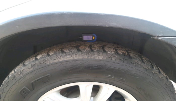 2015 Ssangyong Rexton RX7, Diesel, Automatic, 1,60,226 km, tyre