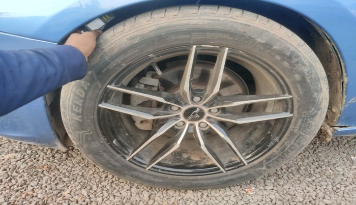 2014 Volvo S60 SUMMUM D5, Diesel, Automatic, 1,14,445 km, tyre