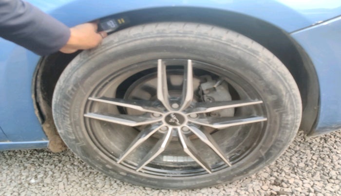 2014 Volvo S60 SUMMUM D5, Diesel, Automatic, 1,14,445 km, tyre