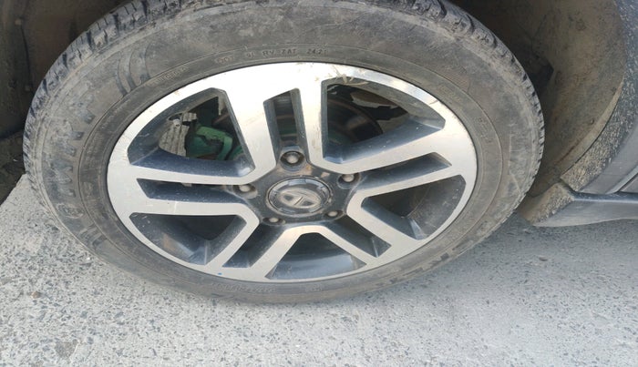 2018 Tata Hexa XTA 4X2 7 STR, Diesel, Automatic, 1,22,315 km, tyre