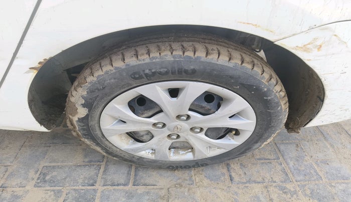 2016 Hyundai Xcent BASE 1.1, Diesel, Manual, 1,06,063 km, tyre