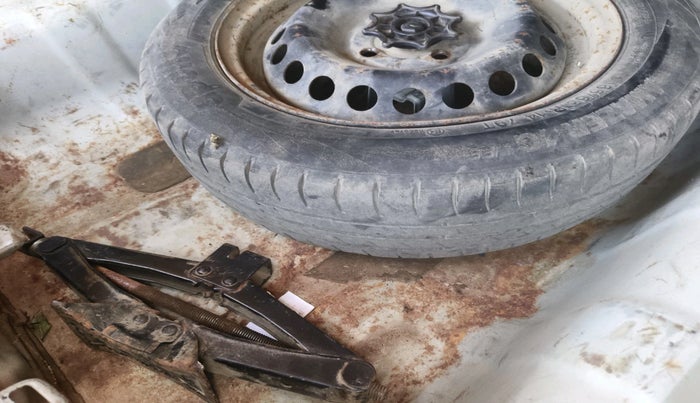 2016 Hyundai Xcent BASE 1.1, Diesel, Manual, 1,06,063 km, tyre