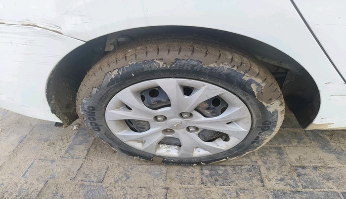 2016 Hyundai Xcent BASE 1.1, Diesel, Manual, 1,06,063 km, tyre