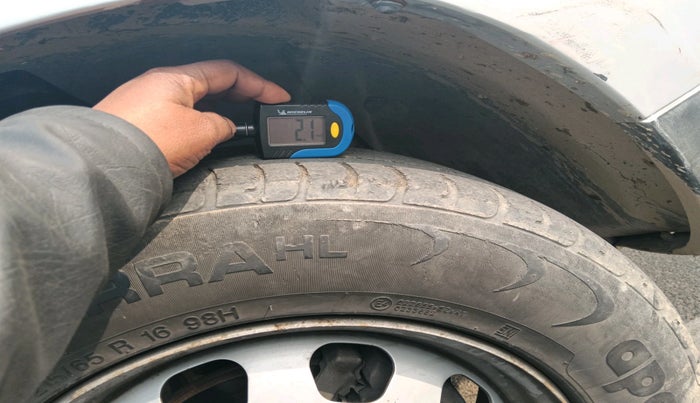 2015 Renault Duster RXE PETROL, Petrol, Manual, 41,599 km, tyre