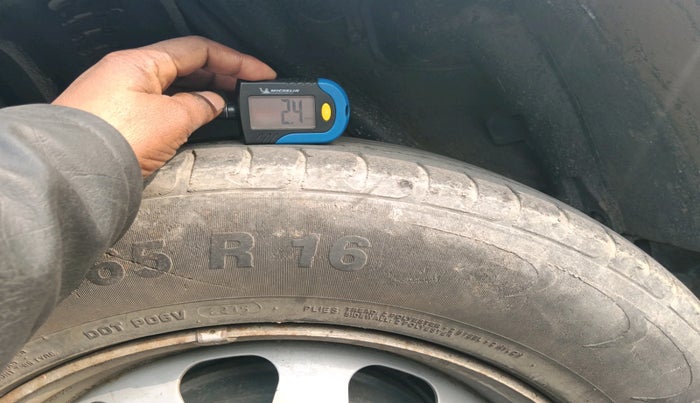 2015 Renault Duster RXE PETROL, Petrol, Manual, 41,599 km, tyre