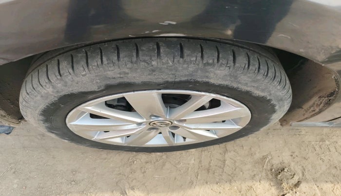 2016 Volkswagen Polo HIGHLINE1.5L, Diesel, Manual, 2,33,063 km, tyre