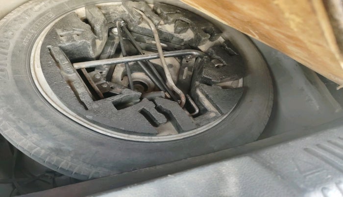 2016 Volkswagen Polo HIGHLINE1.5L, Diesel, Manual, 2,33,063 km, tyre