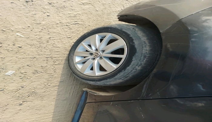 2016 Volkswagen Polo HIGHLINE1.5L, Diesel, Manual, 2,33,063 km, tyre