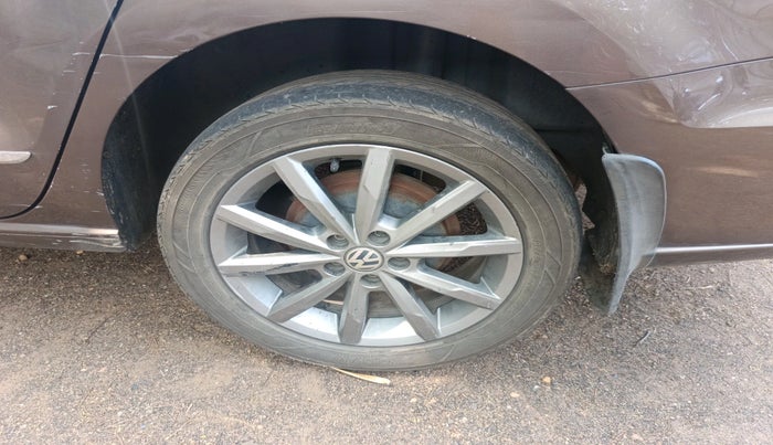 2019 Volkswagen Vento HIGHLINE PLUS 1.5 AT 16 ALLOY, Diesel, Automatic, 1,22,217 km, tyre