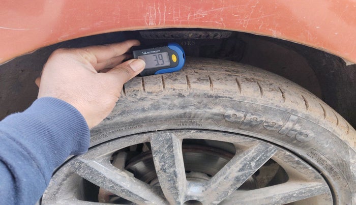 2014 Volkswagen Polo HIGHLINE1.2L, Petrol, Manual, 1,01,611 km, tyre