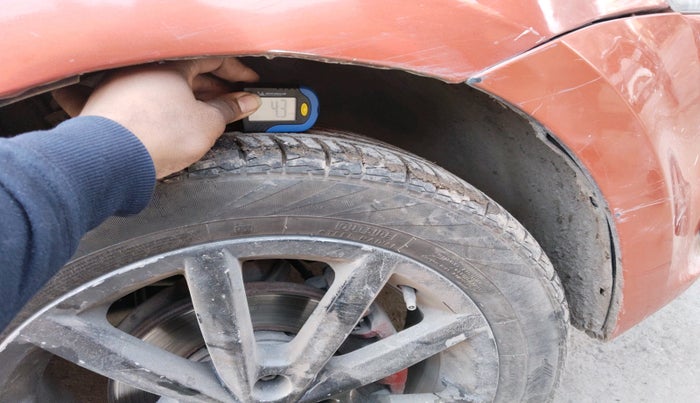 2014 Volkswagen Polo HIGHLINE1.2L, Petrol, Manual, 1,01,611 km, tyre