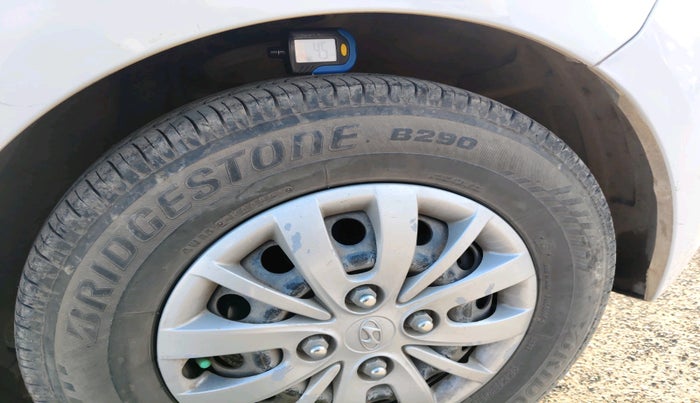 2015 Hyundai i10 SPORTZ 1.1, Petrol, Manual, 68,330 km, tyre