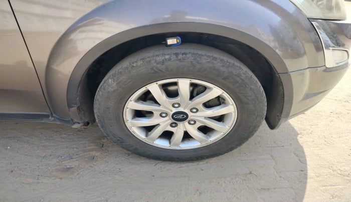 2017 Mahindra XUV500 W10 AT, Diesel, Automatic, 77,607 km, tyre