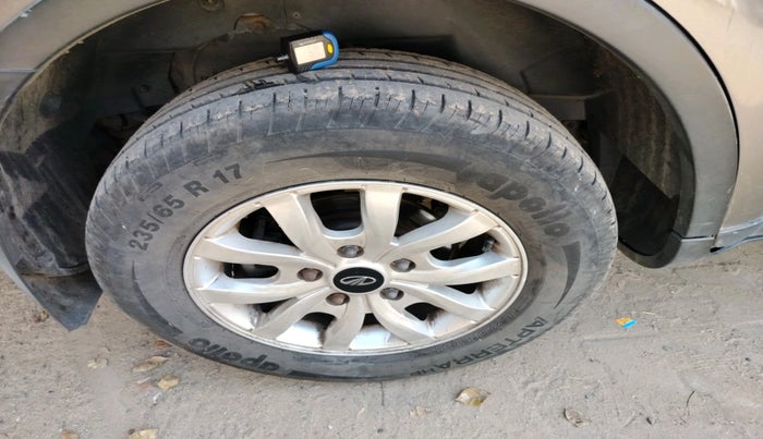 2017 Mahindra XUV500 W10 AT, Diesel, Automatic, 77,607 km, tyre